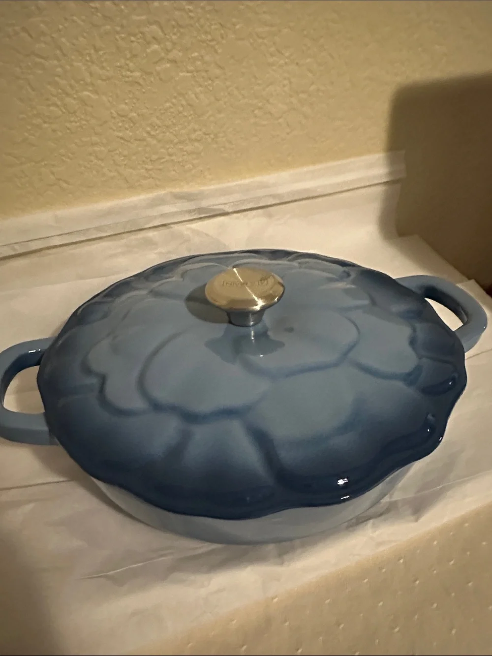 Braised Blue with flower petal lid